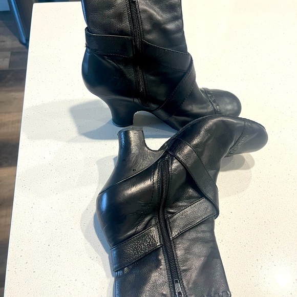 Elegant Black Heeled Boots - Picture 1 of 4